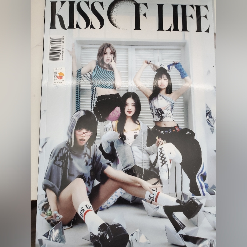 KISS OF LIFE - 3RD MINI ALBUM [LOSE YOURSELF] (MAGAZINE VER.) Kpop Album (damage